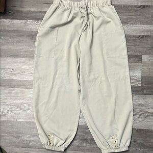 Source Unknown Cream Capris with Button Detail
